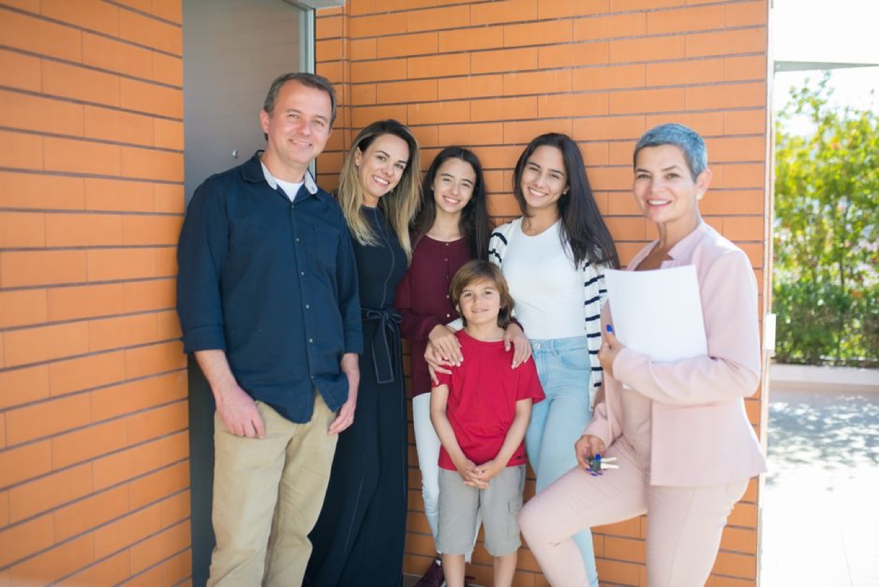 Family with children smiling - Hospital plan vs comprehensive medical aid: which one fits you?